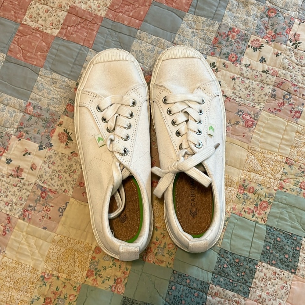 White Cariuma sneakers 37
